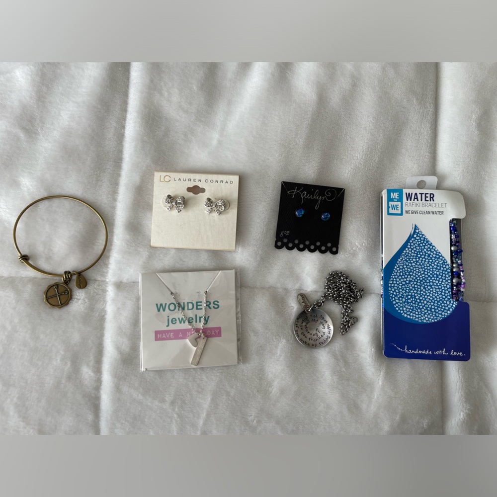 6 pieces of jewelry - bracelets, necklaces, and earrings